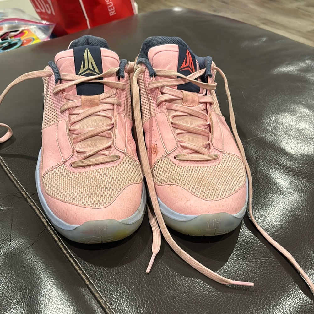 Nike basketball shoes size 11 men’s been used twice in good condition.